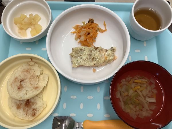 鮭のマッシュルームソース、米粉パンです《アレルギー除去食》