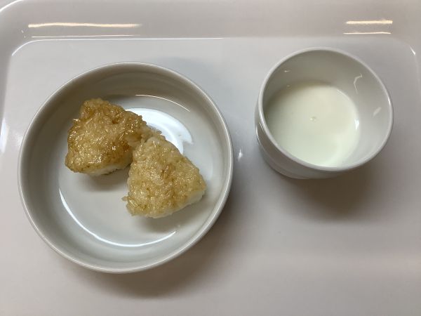 おやつは、甘辛焼きおにぎりです。《常食》