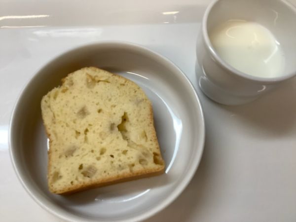 《常食》おやつは、梨のパウンドケーキです。