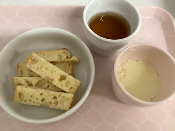 《離乳食完了期》《アレルギー除去食》おやつは、梨のパウンドケーキです。