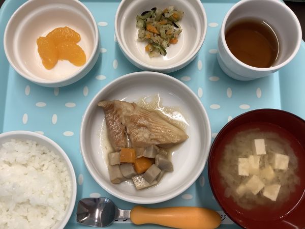 かれいと里芋の煮物です《アレルギー除去食》