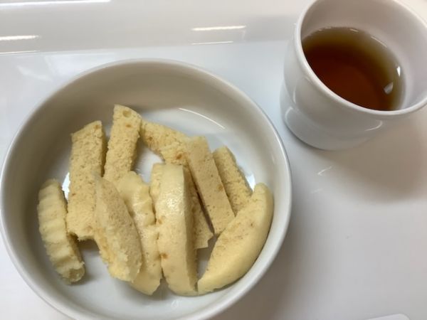 《離乳食後期》おやつは、みそ蒸しパンです。