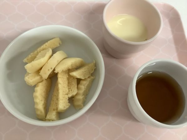 《常食》《アレルギー除去食》おやつは、みそ蒸しパンです。