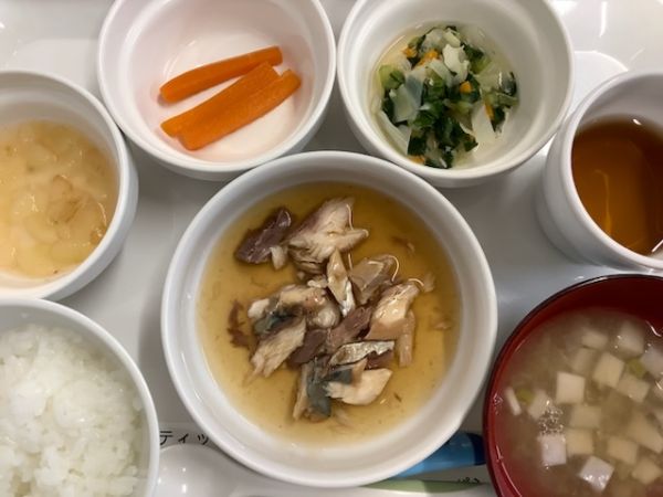 《離乳食後期》昼食は、さばの煮付けです。