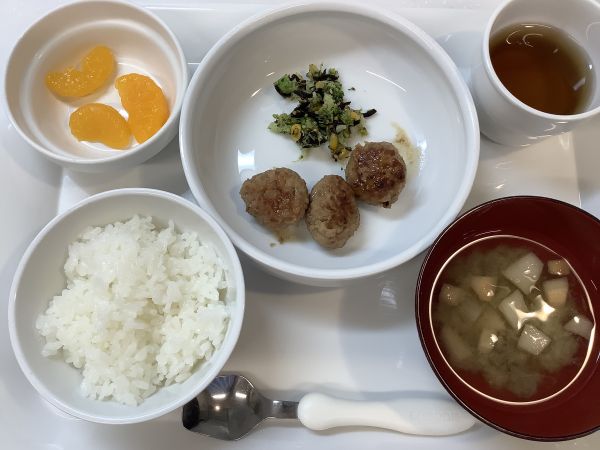 昼食は、豚肉団子の生姜焼きです。《常食》