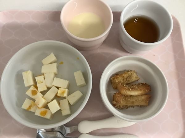 《常食》《アレルギー除去食》おやつは、フルーツヨーグルト寒天とゴマラスクです。