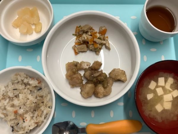 《常食》《アレルギー除去食》昼食は、鶏肉となすの甘酢ごまダレです。