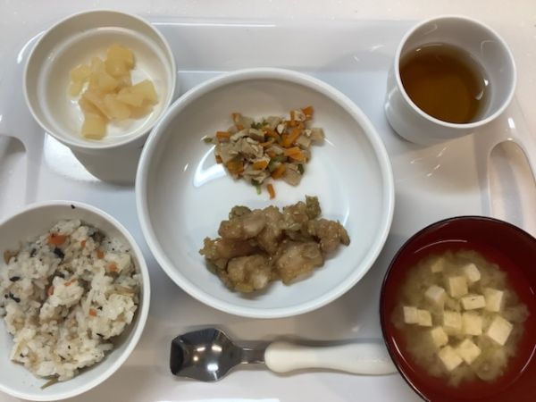 《常食》昼食は、鶏肉となすの甘酢ごまダレです。