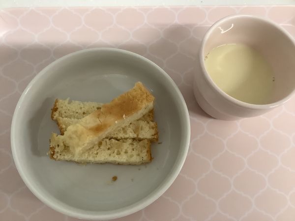 おやつは、もものケーキです。《アレルギー》《常食》