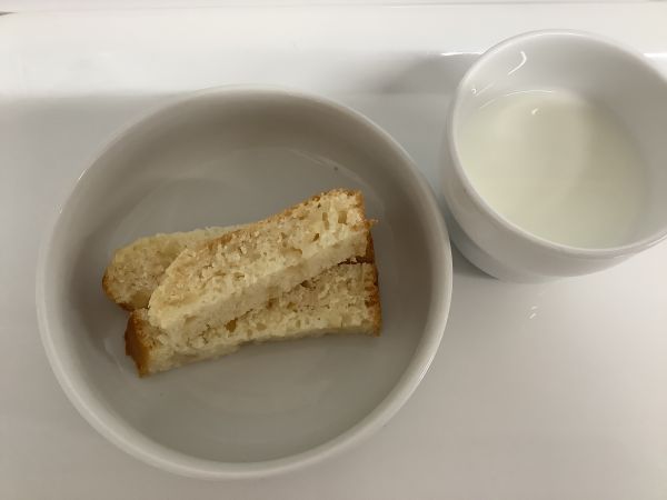 おやつは、もものケーキです。《後期》