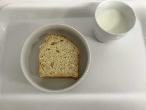 おやつは、もものケーキです。《常食》