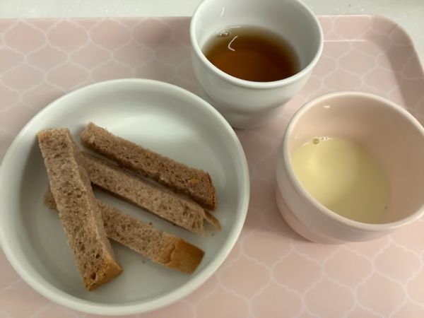 《常食》《アレルギー除去食》おやつは、小豆食パンです。