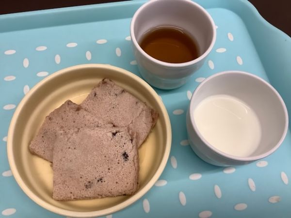 《常食》《アレルギー》おやつは、米粉の小豆パンケーキです。