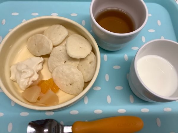 《常食》《アレルギー除去食》おやつは、米粉パンケーキです。