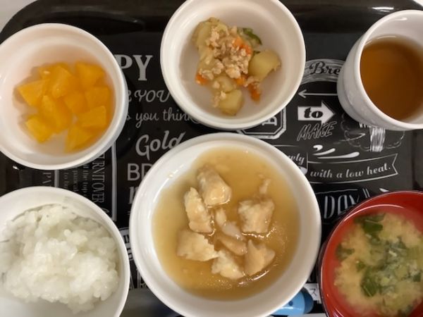 《中期B》昼食は、かれいの煮付けです。