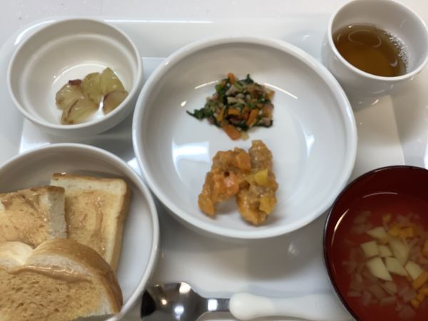 昼食は、鶏肉のオーロラソース和えです。《常食》