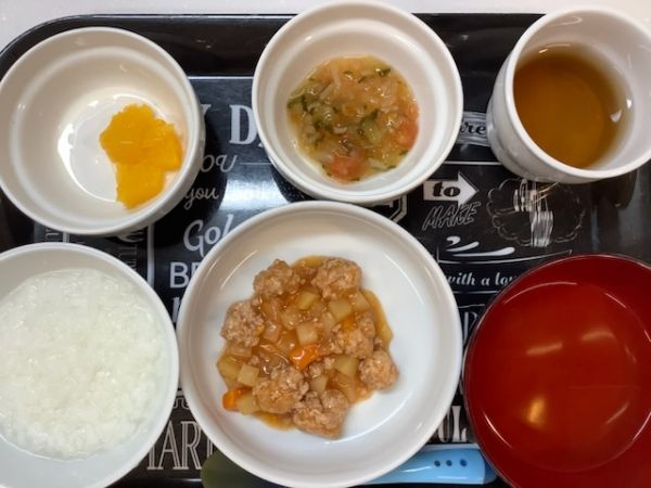 《中期B》昼食は、豚肉団子のケチャップ煮です。