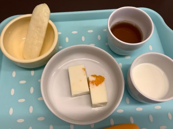 《常食》おやつは、ヨーグルトゼリーとハイハインです。