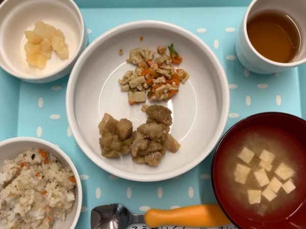 《常食》《アレルギー除去食》昼食は、鶏肉となすの甘酢ダレです。