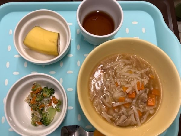 《常食》《アレルギー除去食》昼食は、鶏肉と大根おろしのフォーです。