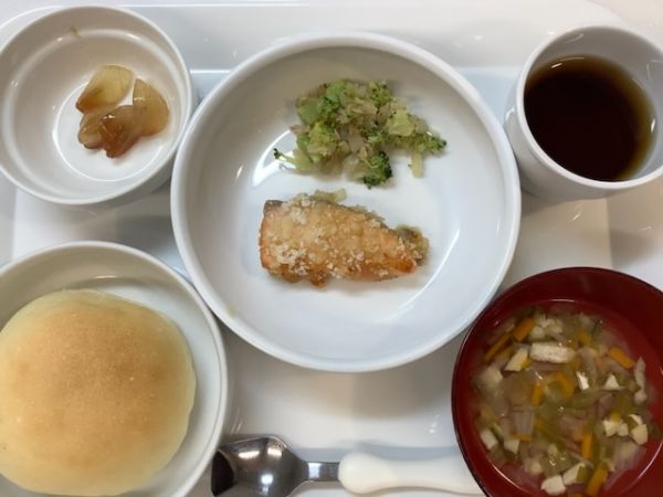 《常食》昼食は、鮭のチーズパン粉焼きです。