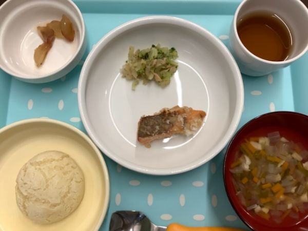 《常食》《アレルギー除去食》昼食は、鮭のチーズパン粉焼きです。