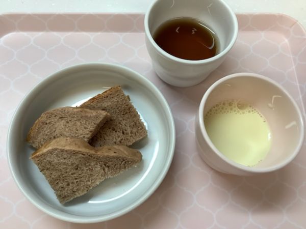 《常食》《アレルギー除去食》おやつは、小豆食パンです。