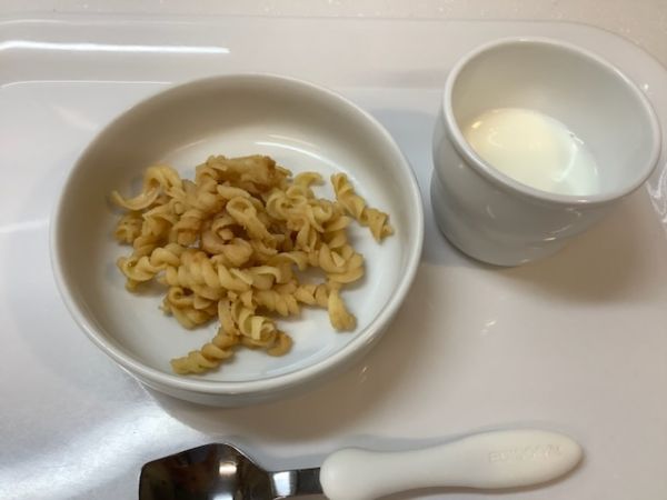 《常食》《中期B》おやつは、マカロニきなこです。