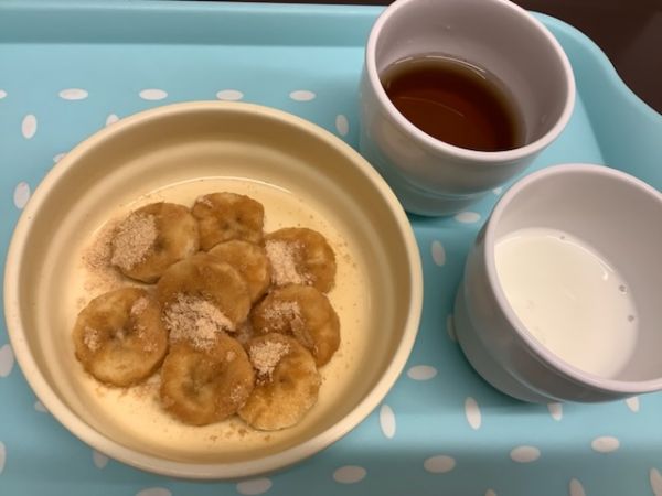 《常食》《アレルギー除去食》おやつは、バナナきなこです。