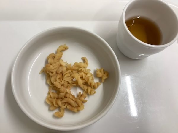 《離乳食後期》おやつは、マカロニきなこです。