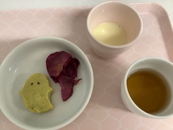 《常食》《アレルギー除去食》おやつは、オバケスイートポテトです。