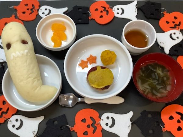 《常食》《離乳食後期》《中期B》👻ハロウィン会食🎃昼食は、ハンバーグです♪
