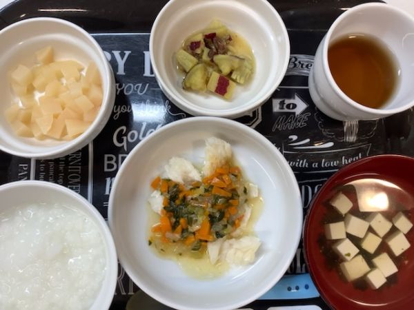 《中期B》昼食は、かれいの白菜あんかけです。