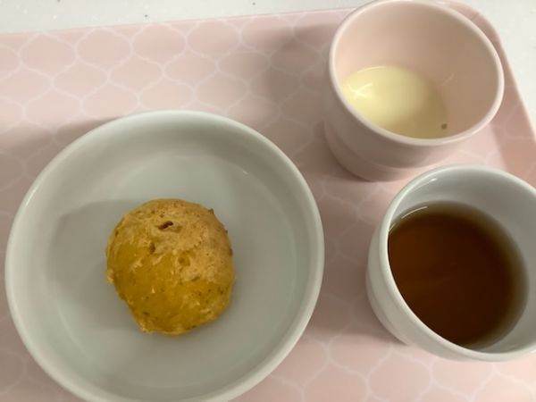 《常食》《アレルギー除去食》おやつは、かぼちゃとバナナのスイートパンです。