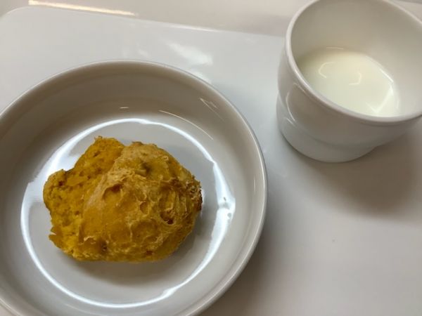 《中期B》おやつは、かぼちゃとバナナのスイートパンです