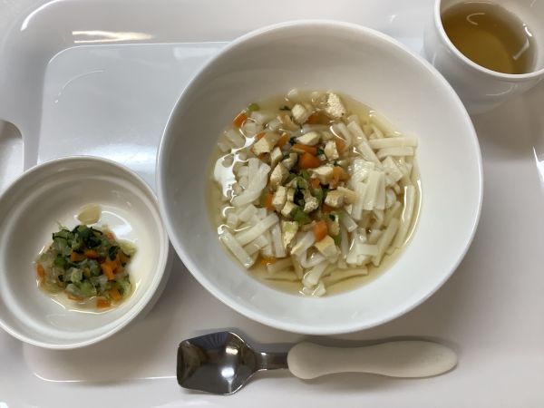 昼食は、きつねうどんです。《常食》