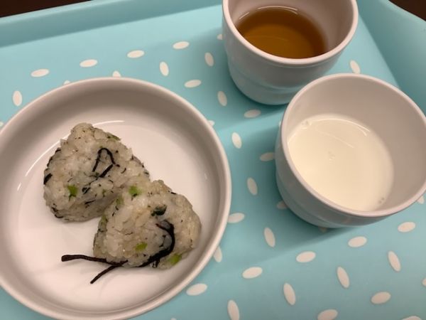 《常食》《アレルギー除去食》おやつは、小松菜とひじきのおにぎりです。