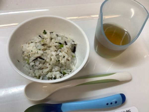 《離乳食後期》おやつは、小松菜とひじきごはんです。