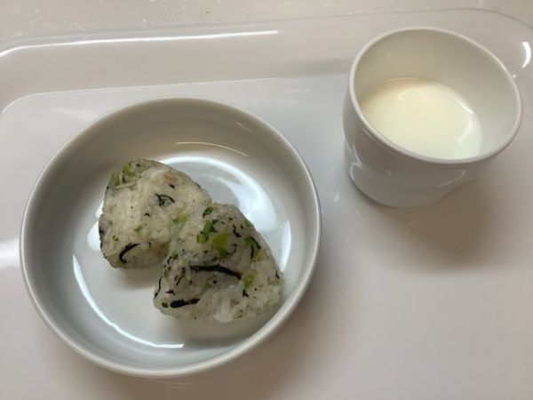 《常食》おやつは、小松菜とひじきのおにぎりです。