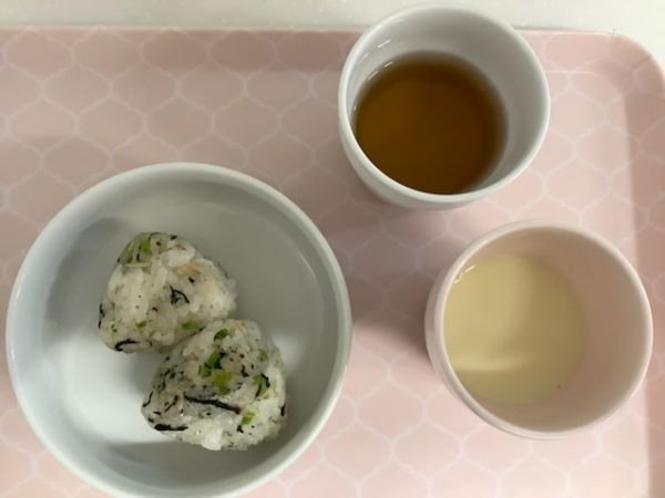 《常食》《アレルギー除去食》おやつは、小松菜とひじきのおにぎりです。