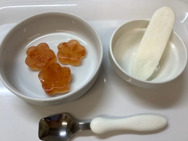 《常食》おやつは、トマトりんごゼリーとハイハインです。