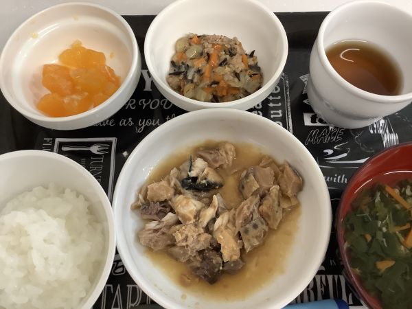 昼食は、さばのみそ煮です。《中期B》