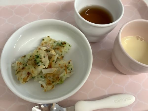 《常食》《アレルギー除去食》おやつは、じゃがいもとブロッコリーのガレットです。