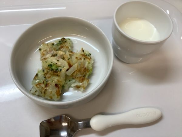 《常食》おやつは、じゃがいもとブロッコリーのガレットです。