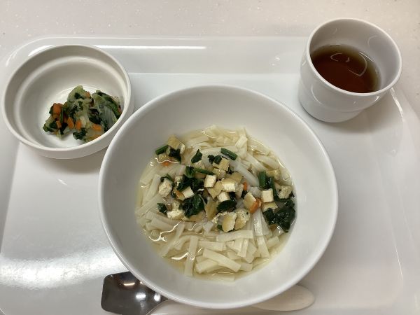 昼食は、きつねうどんです《常食》