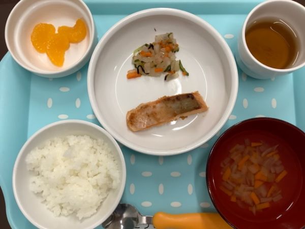 《常食》《アレルギー除去食》昼食は、鮭の西京焼きです。