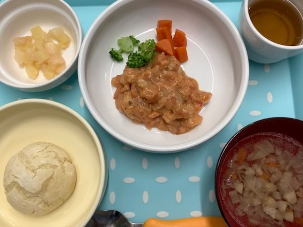 《常食》《アレルギー除去食》昼食は、しめじと鶏肉のトマトクリーム煮です。