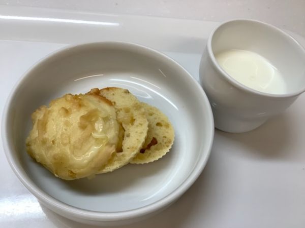 《中期B》おやつは、オニオンチーズマフィンです。