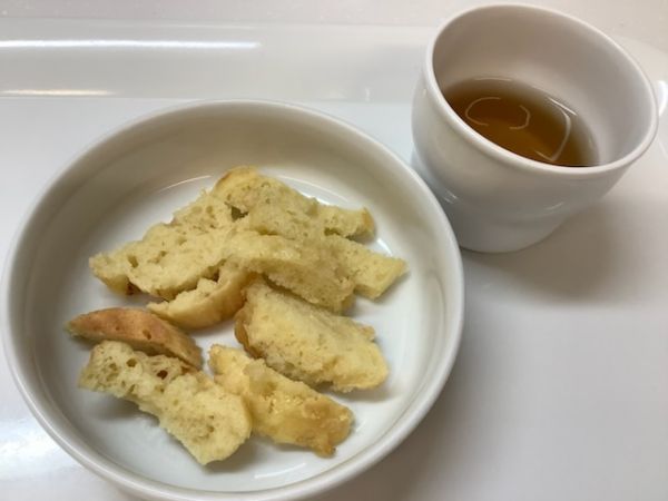 《離乳食後期》おやつは、オニオンチーズマフィンです。