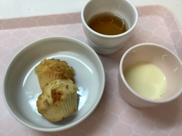 《常食》《アレルギー除去食》おやつは、オニオンチーズマフィンです。